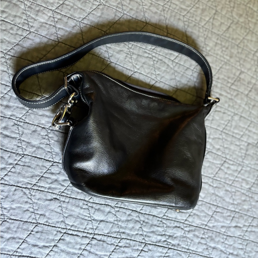 Perlina, black leather shoulder Bag.